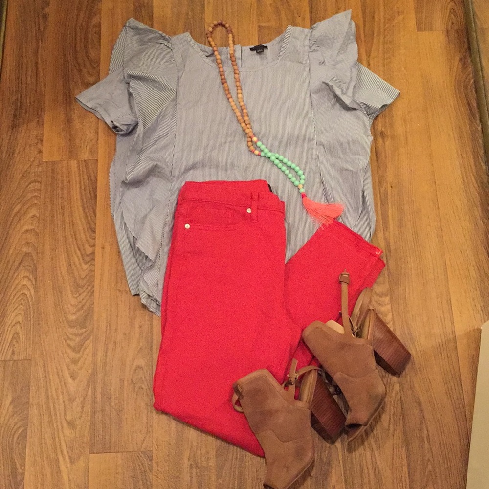 Ann Taylor Ruffle Top with Tassel Necklace 📿